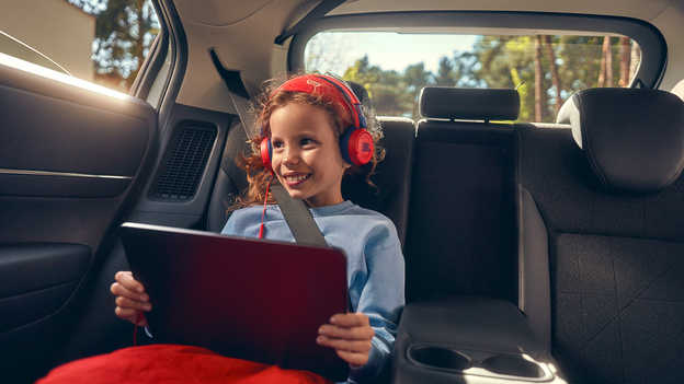 Kid travelling on the HR-V hybrid connected to wifi hotspot