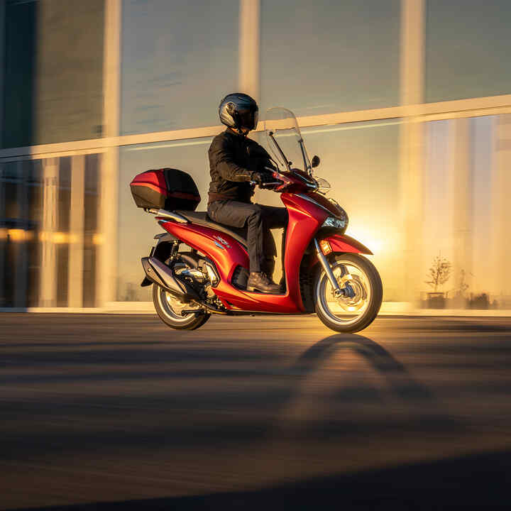 Honda SH350i dynamic side image