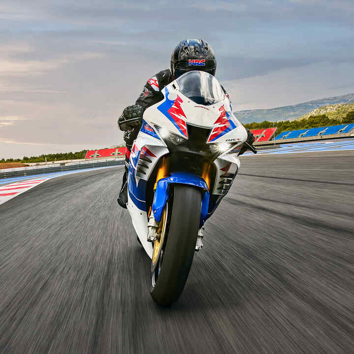 Front facing rider on The Honda CB900RR Fireblade on a race track