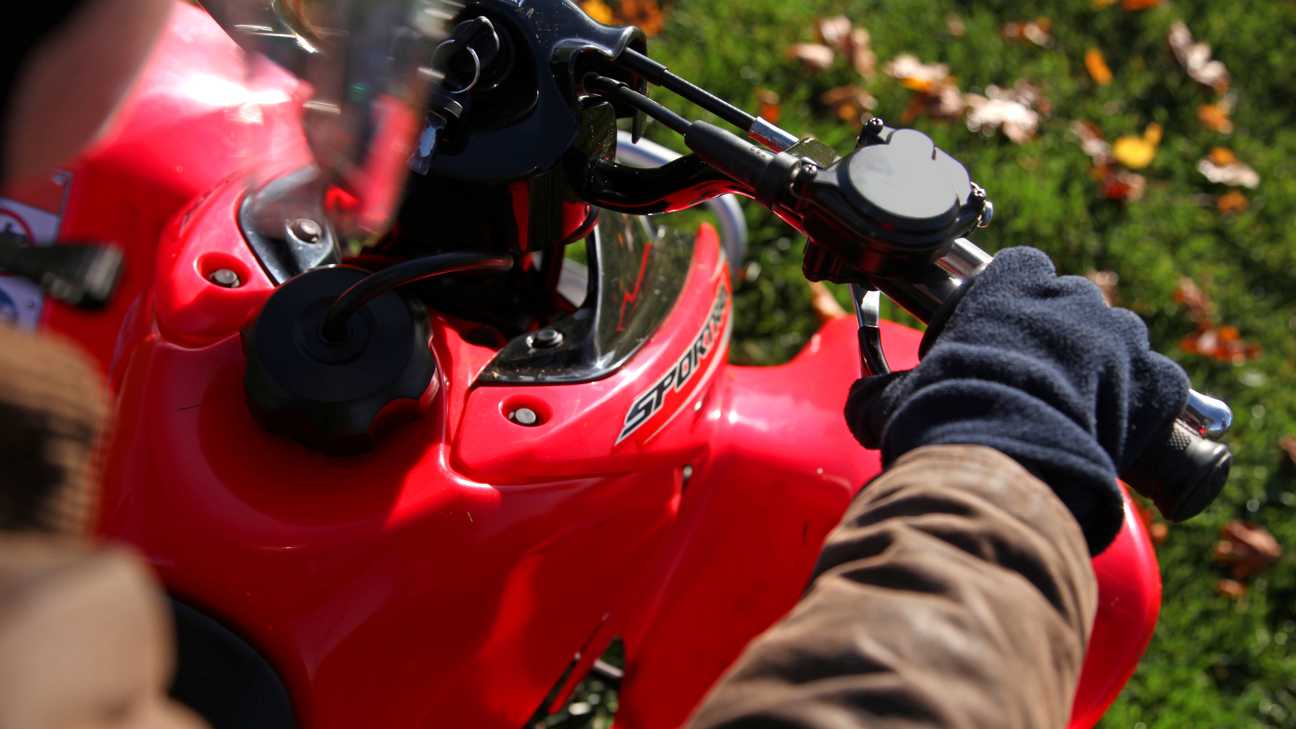 Close up image of handlebars of Honda TRX90X Sportrax 90.