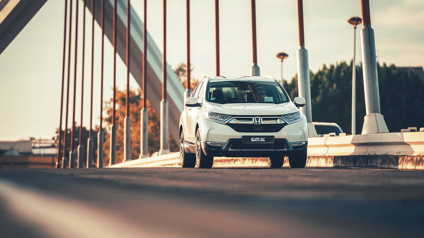 Face avant trois quarts Honda CR-V hybride voiture dans la rue emplacement.