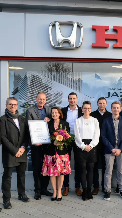 Group of dealers celebrating their Yūshū dealer award. 