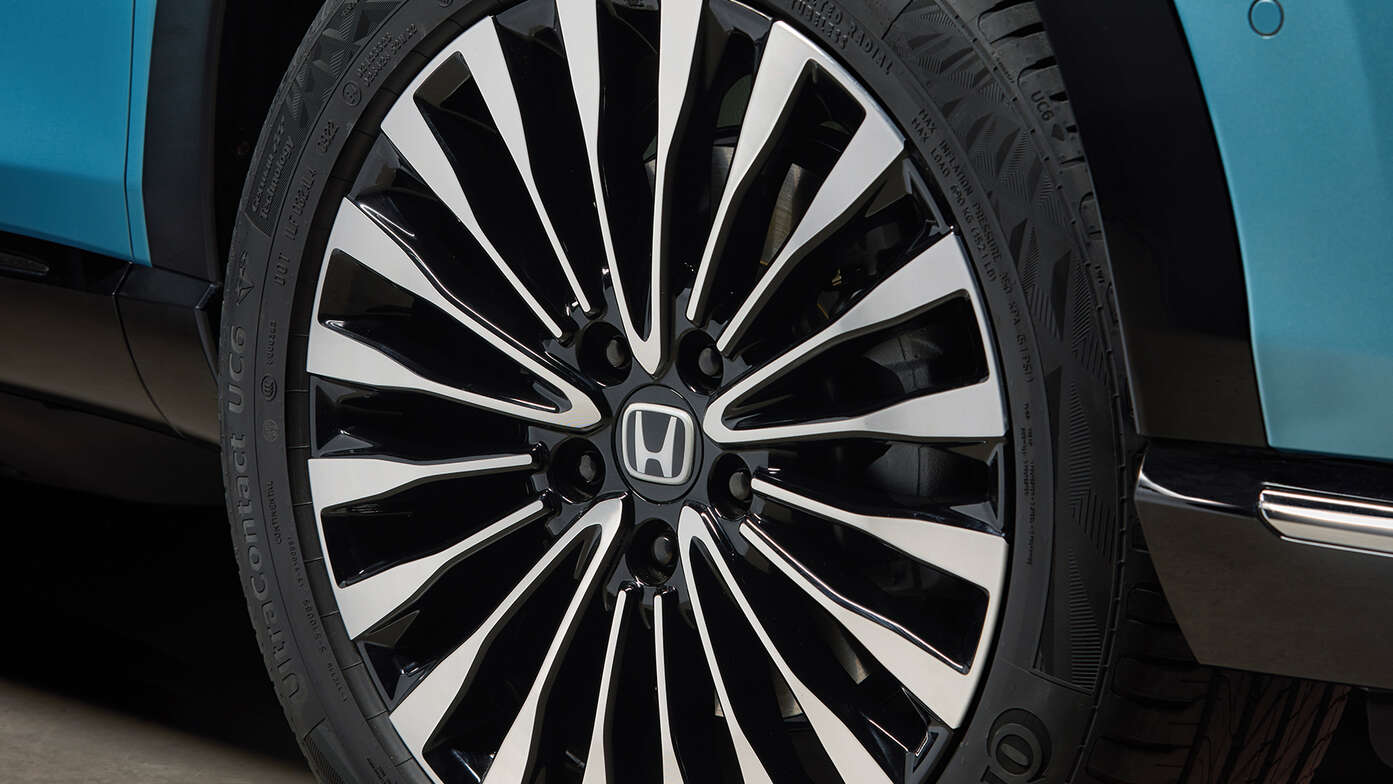 Close up of Honda e:Ny1 18" Alloy wheels