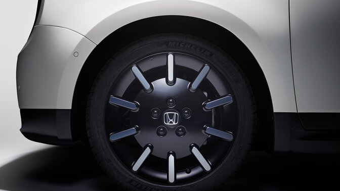 Close up of the Honda e 16 inch alloys