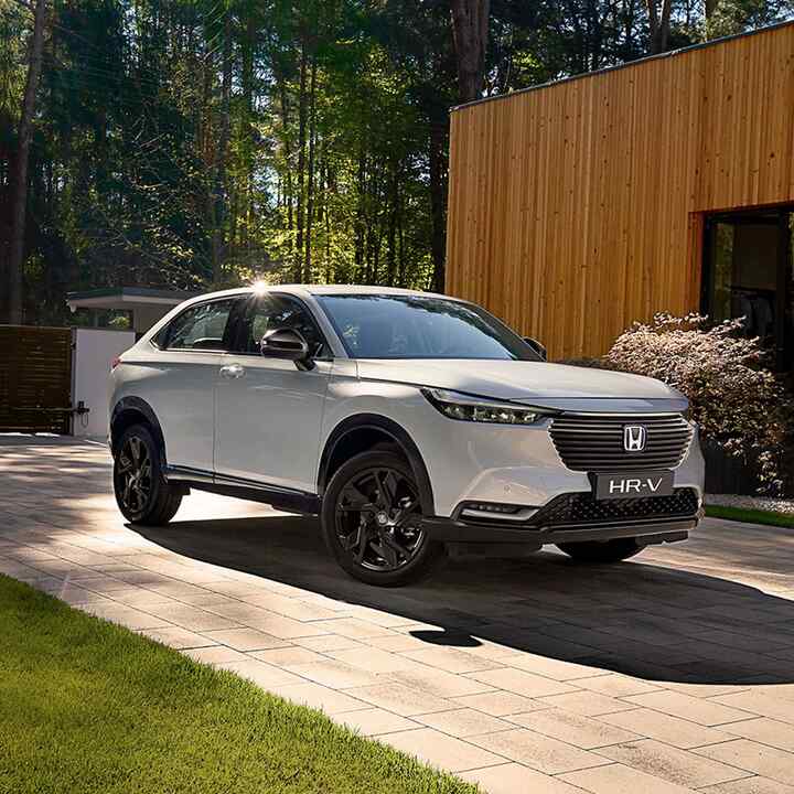 Front three-quarter facing Honda HR-V Hybrid parked on a driveway