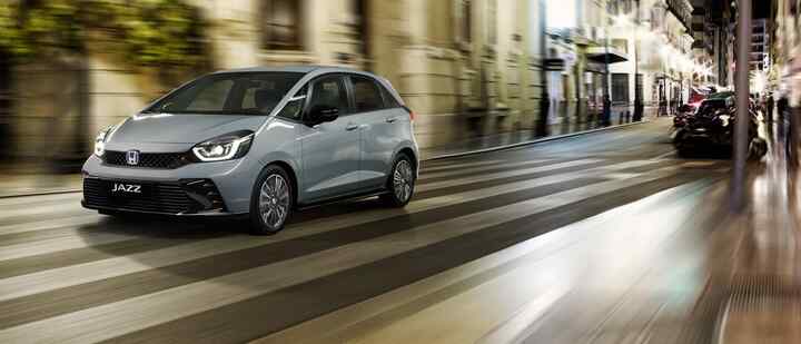 Honda Jazz Hybrid e:HEV in a city scene