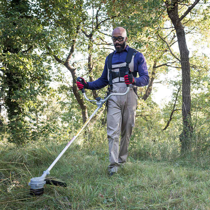 Man using a cordless brushcutter