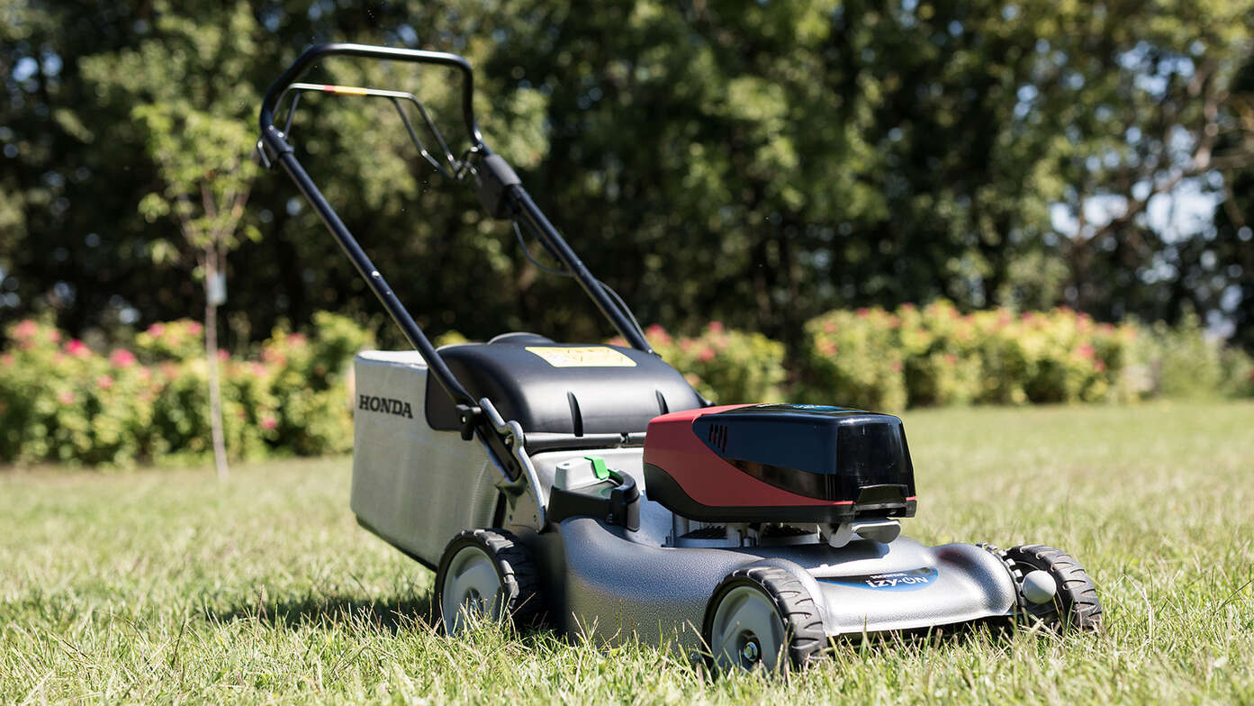 Side view of the IZY-ON on the lawn