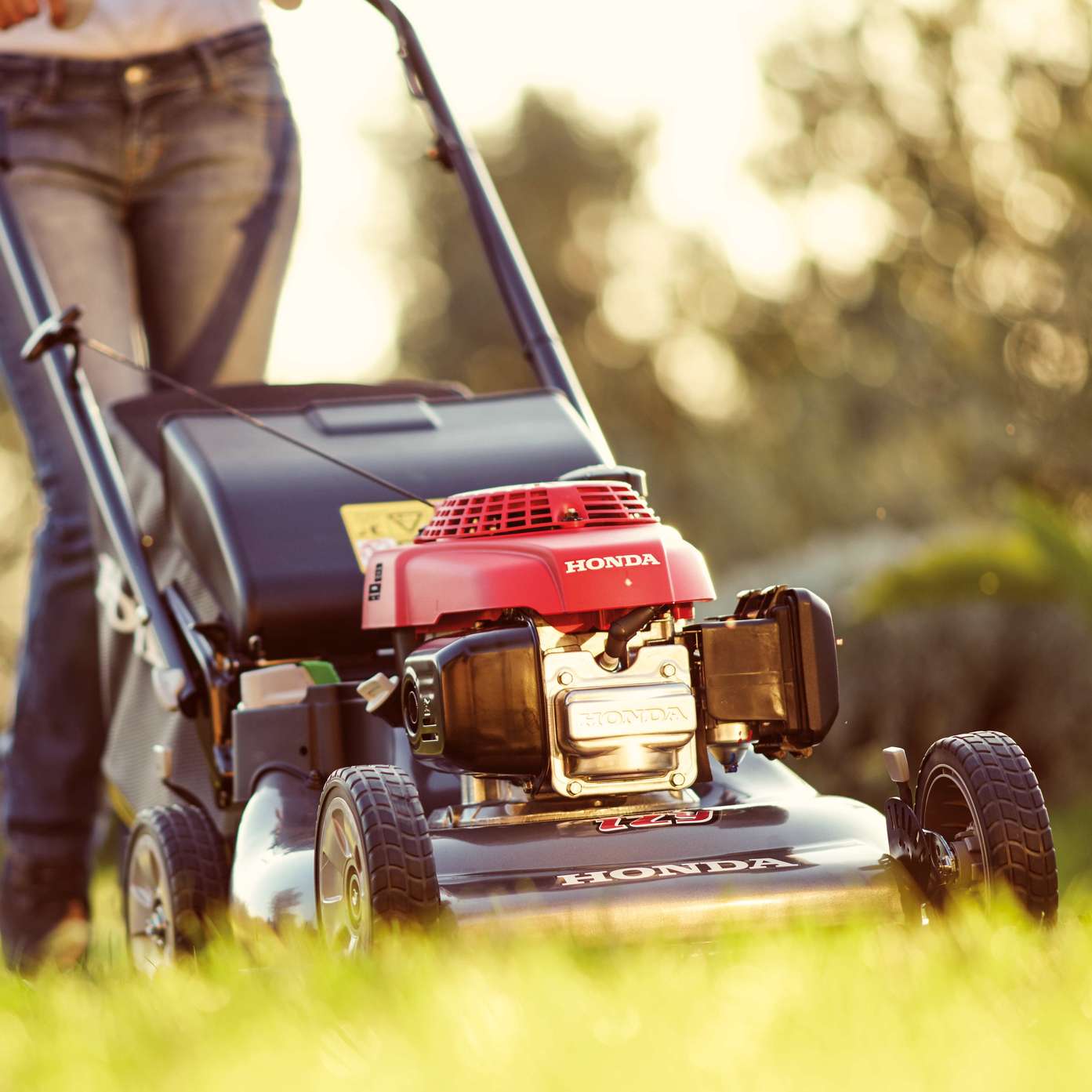 Lightweight, robust and easy to use. IZY can turn in the tightest spaces, making it perfect for small and medium sized gardens.