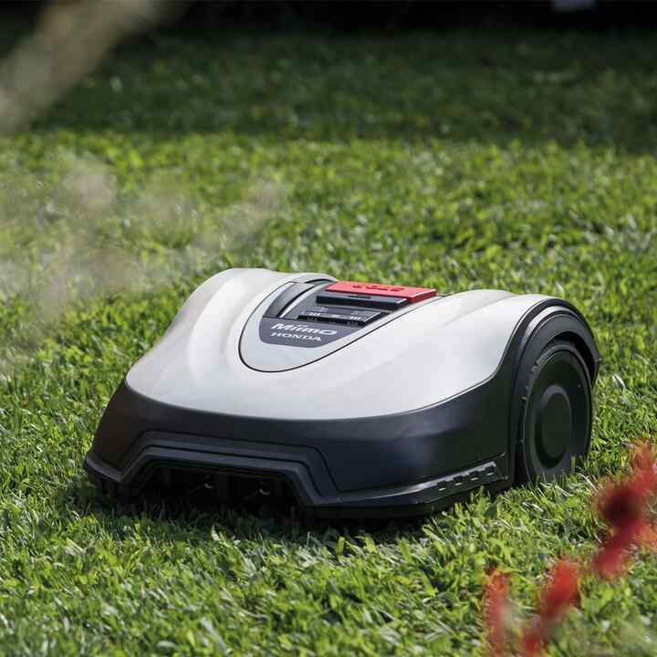 Front three-quarter view of Honda Miimo in garden on the lawn