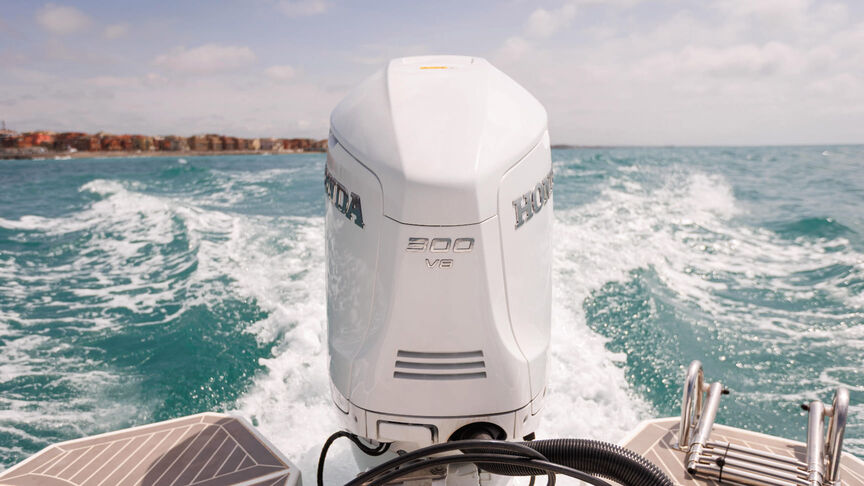 Close up of boat with BF350 gearbox design in a sea location.