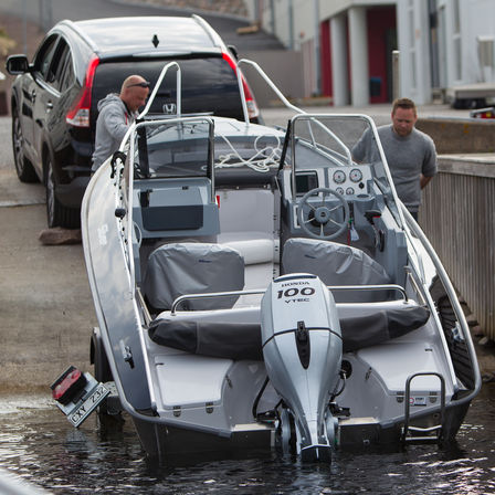 Boat using BF100 engine, being used by models.