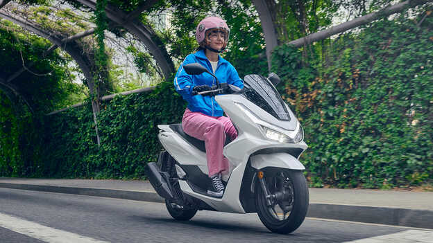 Dax 125 tyres close-up