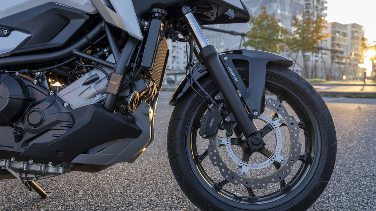 NC750X, Compliant suspension and strong, smooth braking