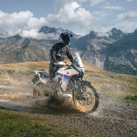 Honda | XL750 Transalp | Overview | Mid-Size Adventure Touring Motorcycle เปิดตัว NEW Honda XL750 Transalp ใหม่ สุดล้ำและยังลุยได้ทุกเส้นทาง ตั้งแต่ภูเขาไปจนถึงถนนลาดยางกันเลยทีเดียว!! - c2