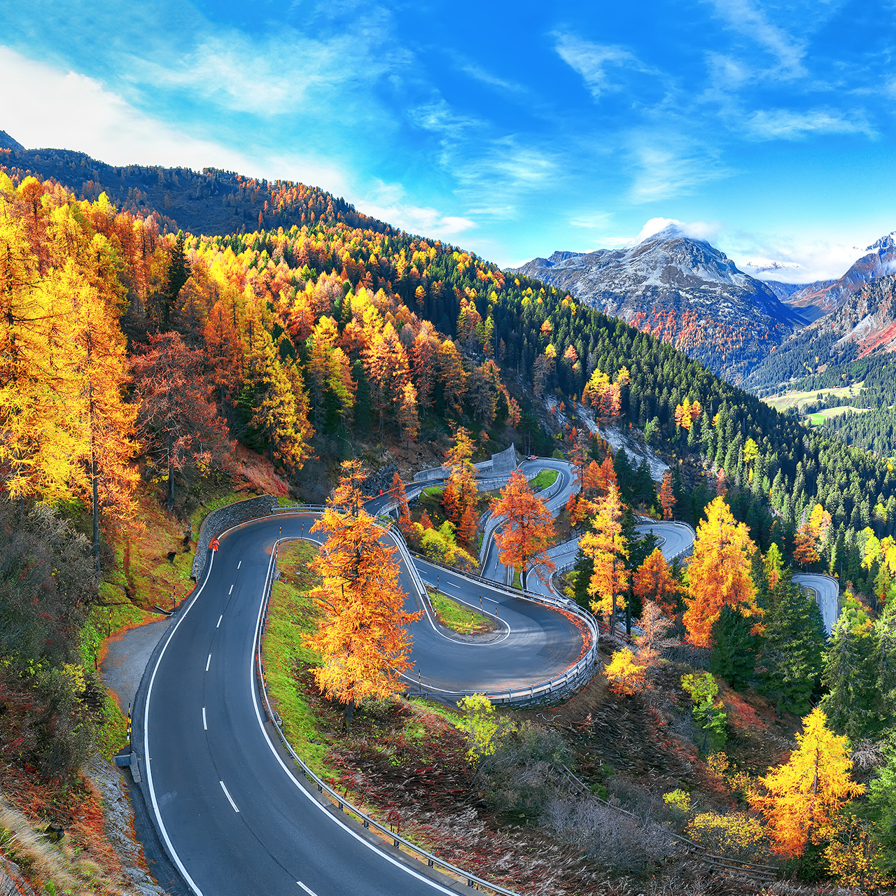 Stunning view of Maloja pass road at autumn time. Colorful autumn scene of Swiss Alps. Location: Maloya pass, Engadine region, Grisons canton, Switzerland, Europe
