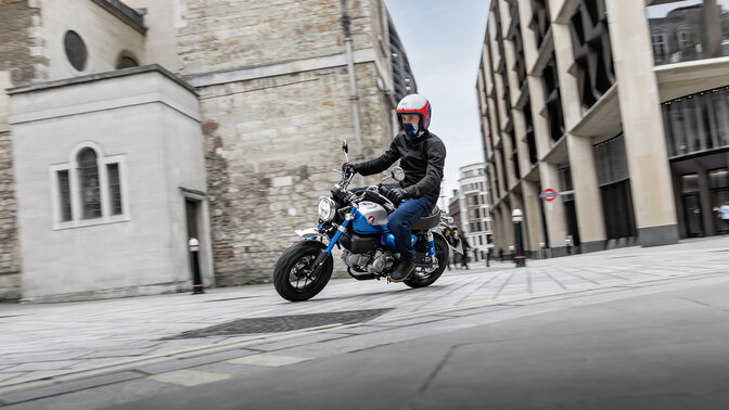 Honda Monkey 125 turning on road