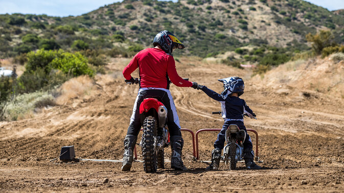 Honda CRF50F and CRF450R rear view off road