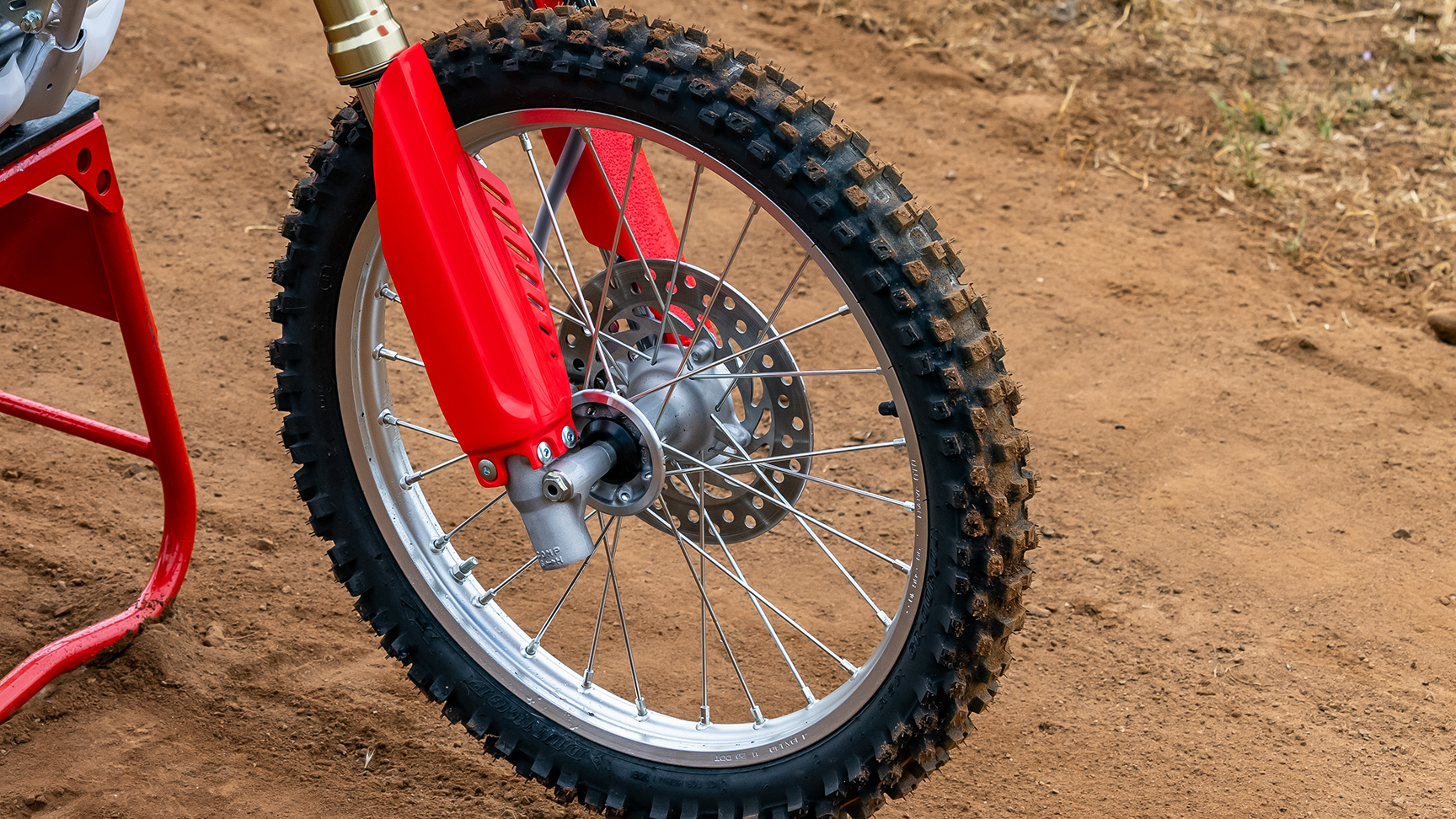 Single 220mm front and 190mm rear brake discs