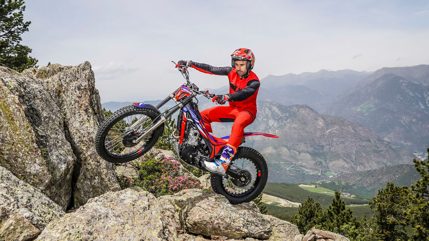 Montesa Cota 4RT 301RR in studio