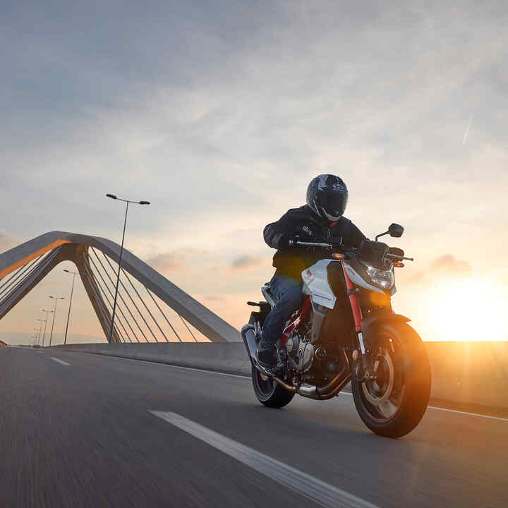 Honda Hornet front ¾ image on a bridge.