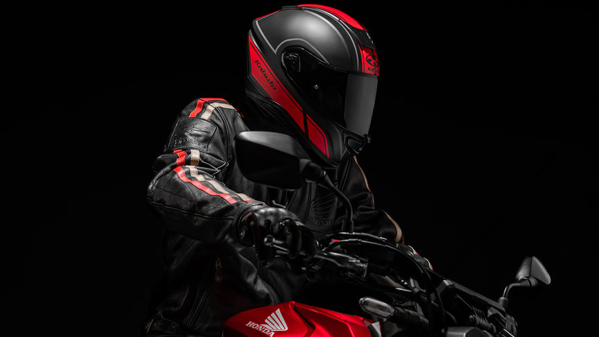 Honda Kabuto helmet, Aeroblade V - Smart Flat Black Red, right side, on the head of a biker