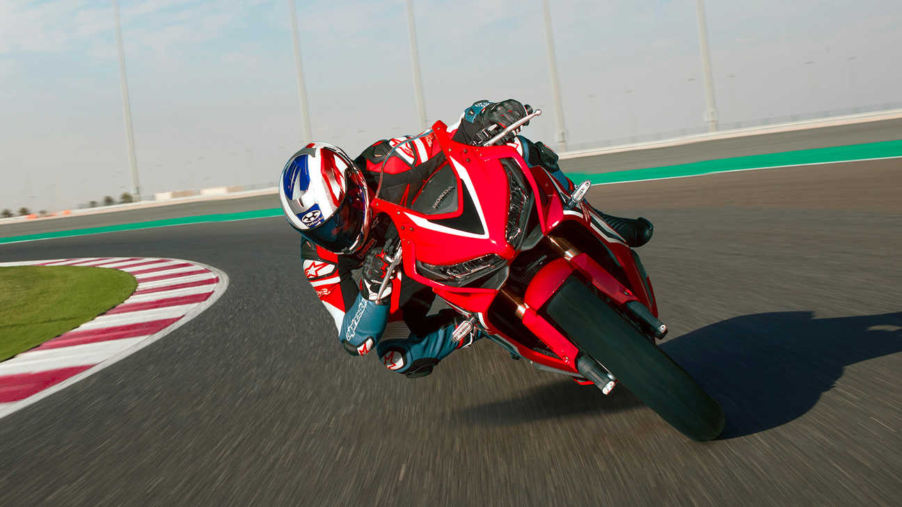 Honda Kabuto helmet, Aeroblade V - Go - Superimposed, 3-quarter front left side, on the head of a biker, racing on the track