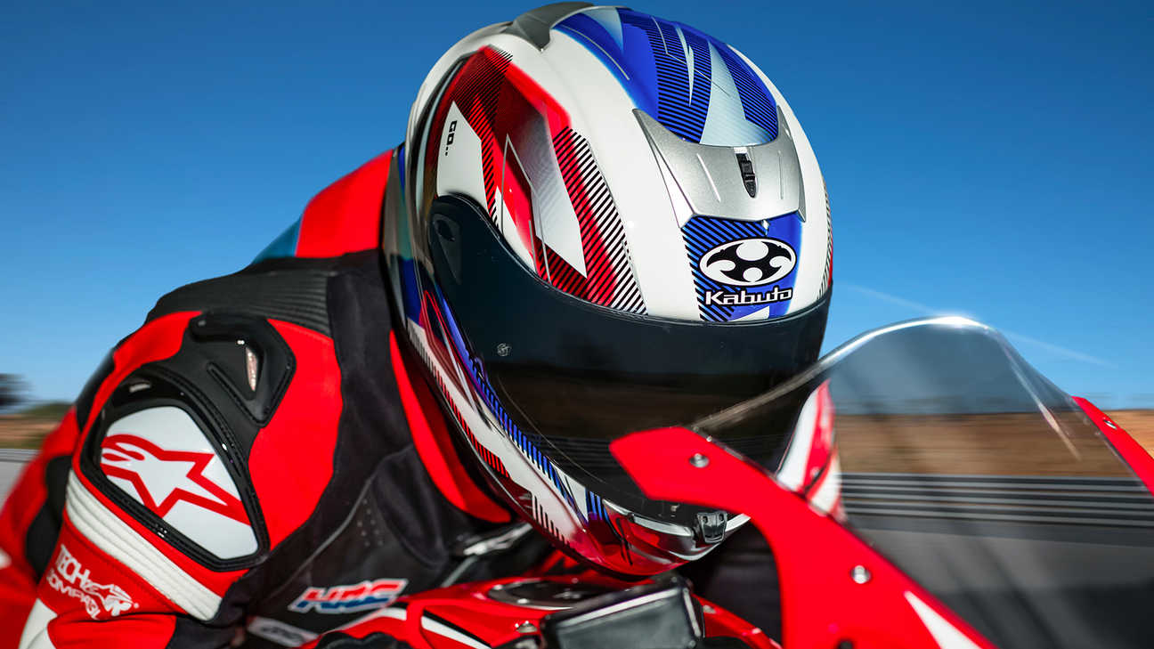 Honda Kabuto helmet, Aeroblade V - Go - Superimposed, 3-quarter front right side, zoom on the head of a biker
