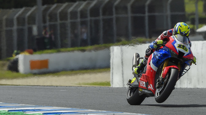 Front three-quarter facing Honda WSBK Fireblade, during the race.