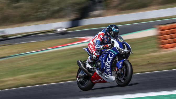 Front three-quarter facing Honda Fireblade during an EWC race.