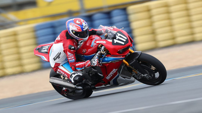 Front three-quarter facing Honda Fireblade during an EWC race.