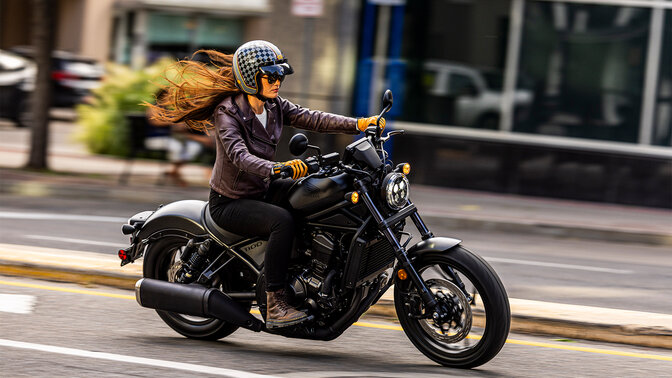 CMX1100 side on dynamic shot in city