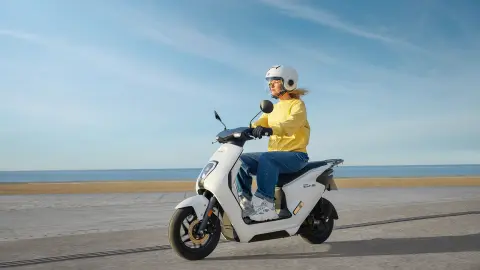 Honda EM 1e: action image next to beach