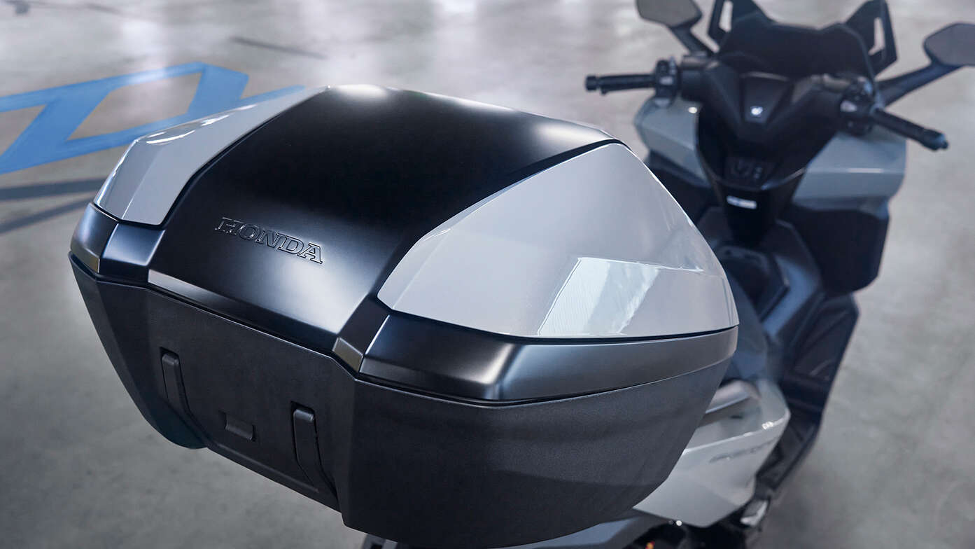 Honda Forza 125 45L smart top box.