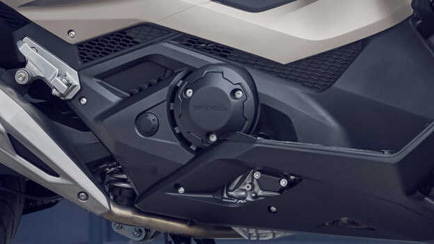 Powerful 745cc 8-valve Parallel Twin-Cylinder Engine