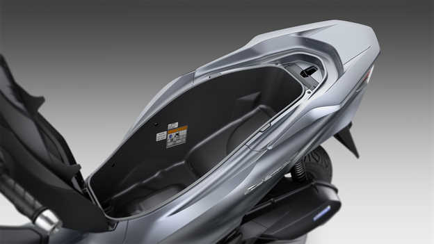 Honda PCX125 - Extra storage space and USB Type-C charger