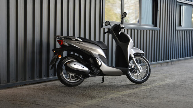 SH Mode 125 rear three quarter image