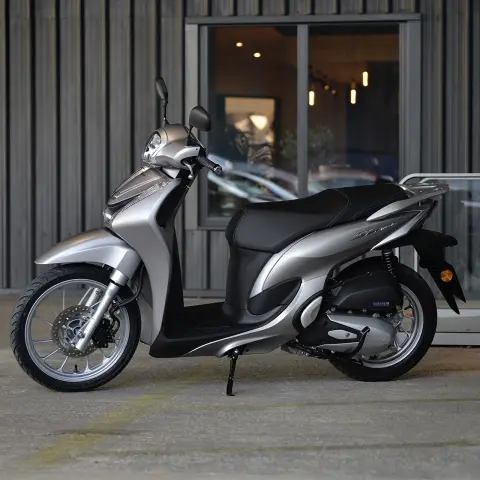 SH Mode 125 static side on shot