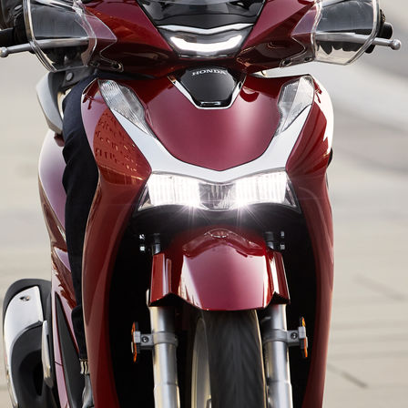 Honda-SH125i, front face, zoom on front headlight