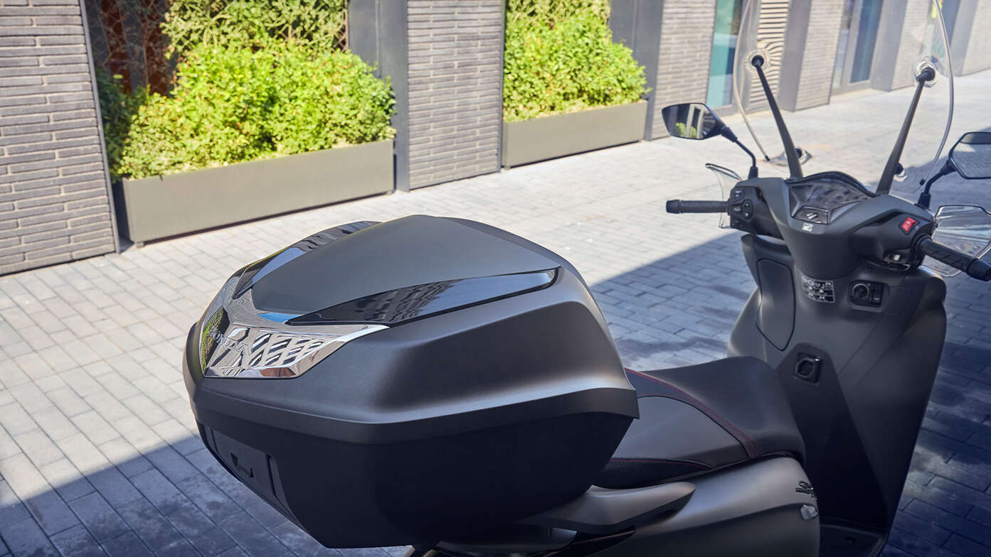Close up of Smart top box on Honda SH350i.