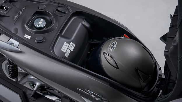 Honda SH350i - Ample storage space and Smart Key convenience