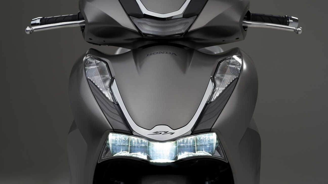 Honda SH350i - Attractive, slim style with full LED lighting