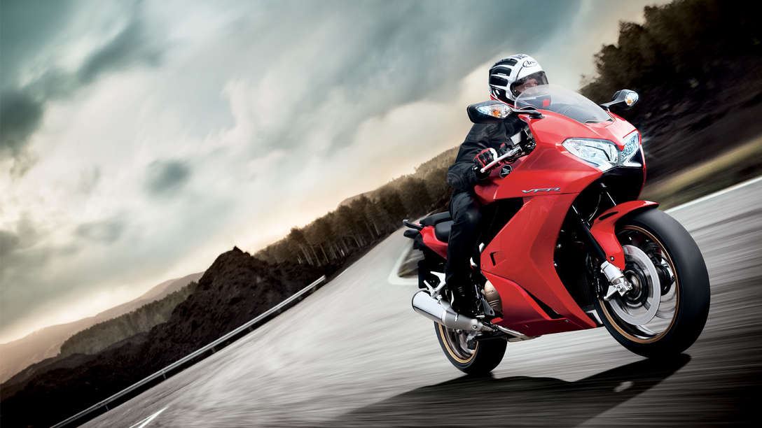 Honda-VFR800F-Tourer-Location-Victory Red-Dynamic