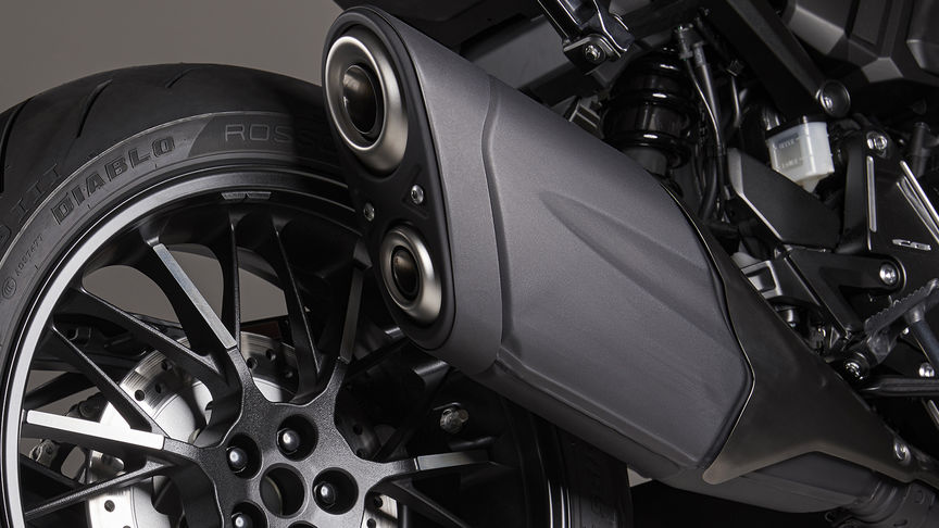 Honda CB1000R Black Edition, Jet black exhaust