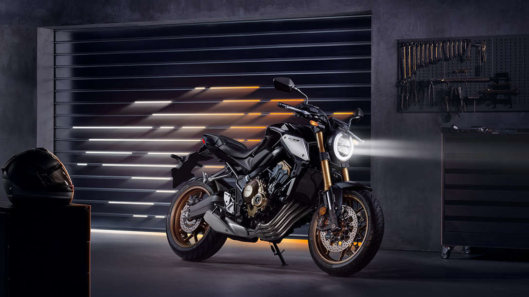 CB650R Neo Sports Café, 3-quarter front right side, at night in urban landscape