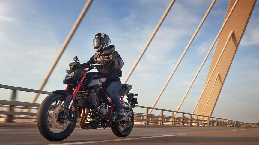 Honda | CB750 Hornet | Street | High Performance Twin-Cylinder