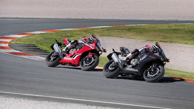2 Honda CBR1000RR Fireblade's on track.