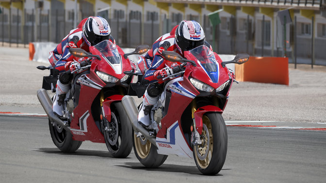 Honda CBR1000RR Fireblade and Honda CBR1000RR Fireblade SP on track.