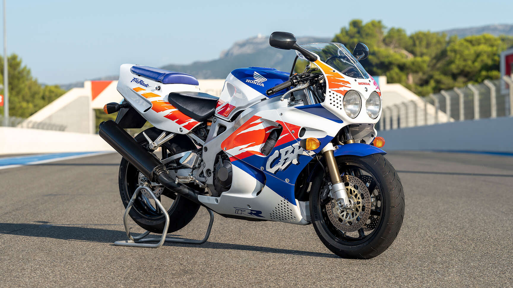 Side Facing 1992 CBR900R Fireblade in studio