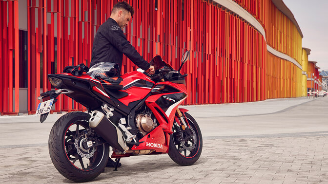 Honda cbr on road price sale